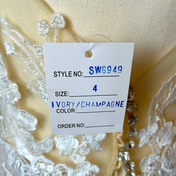 Size 4 Galina Signature/ designer: Vera Wang/ mermaid 🧜‍♀️ wedding dress - Picture 12 of 14